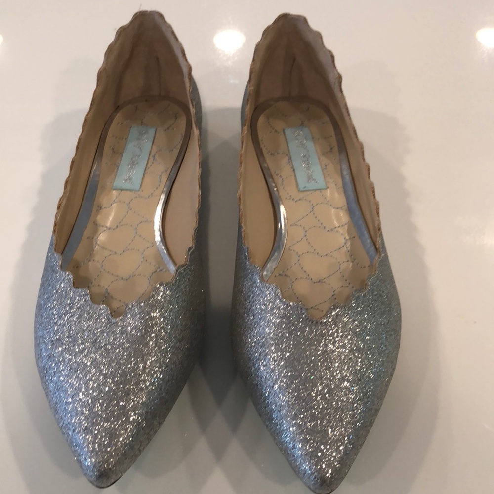 Betsey Johnson Crosbey Silver Flats size 7 1/2